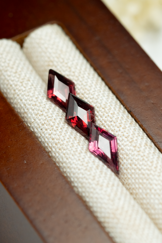 Various Sizes Kite Garnet