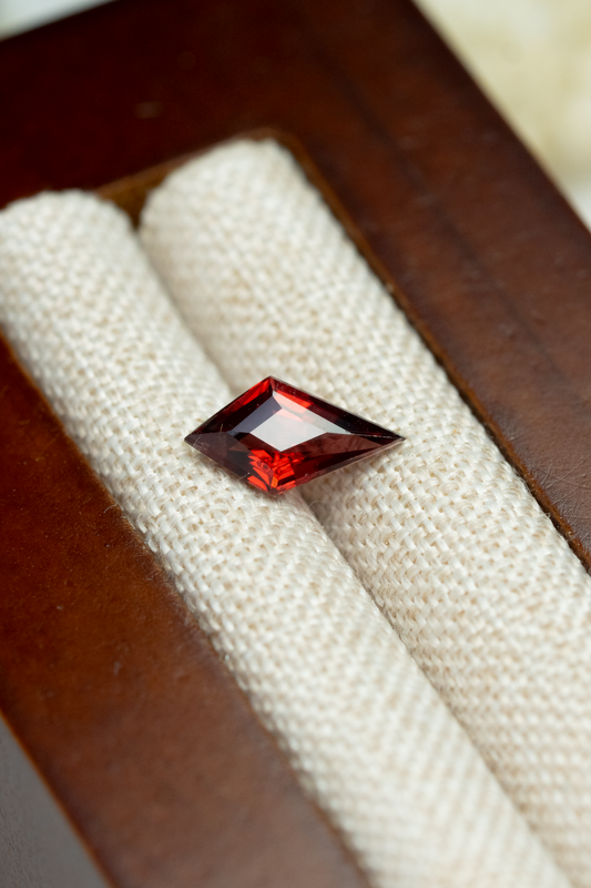 Various Sizes Kite Garnet