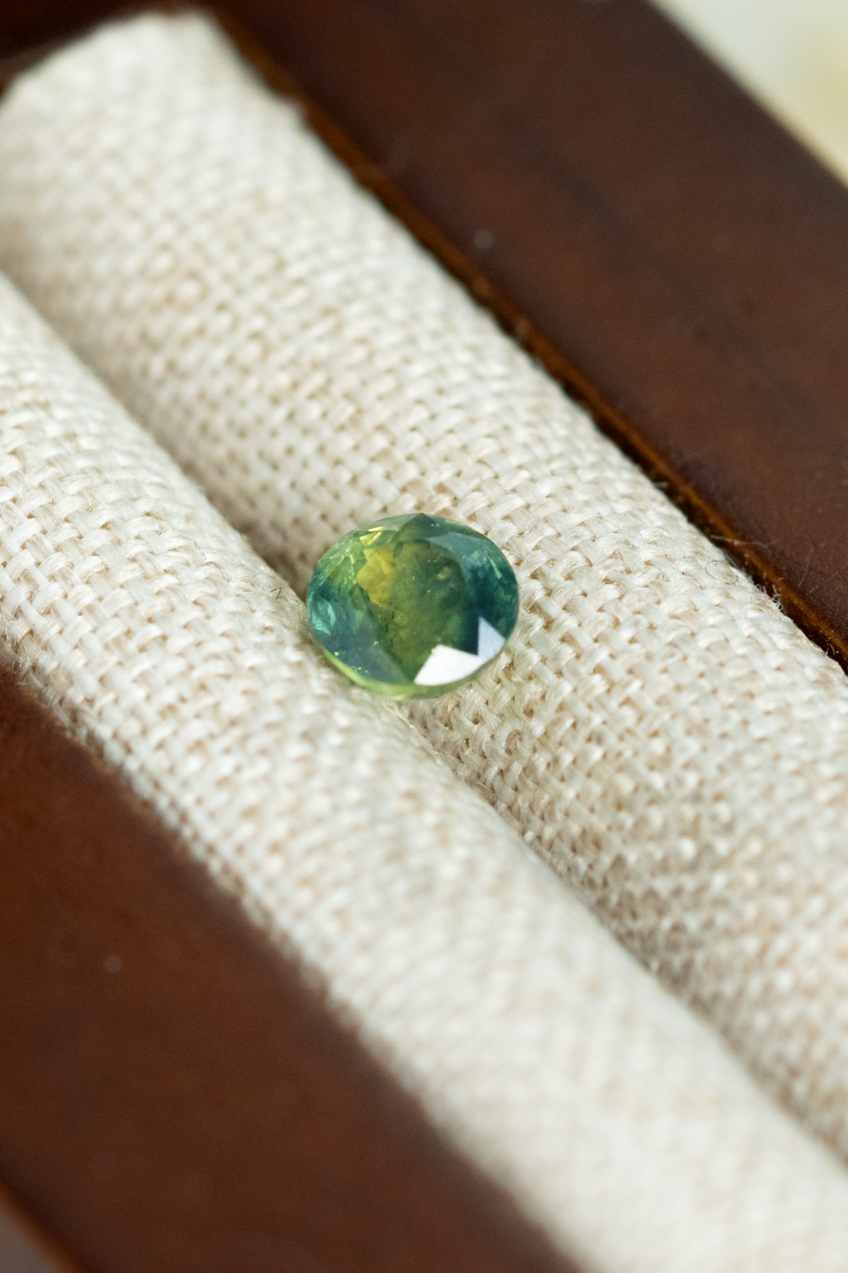 0.66ct Round Bi-Colour Blue Green Sapphire